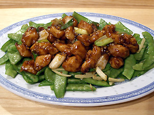 Gebratenes Huhn mit Zuckerschoten