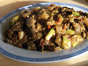 Rindfleisch mit Zwiebeln und Chili