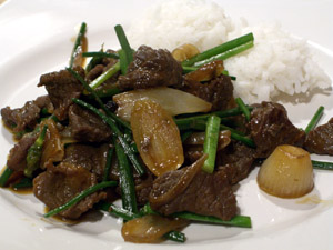 Rindfleisch, Schalotten und Chinalauch