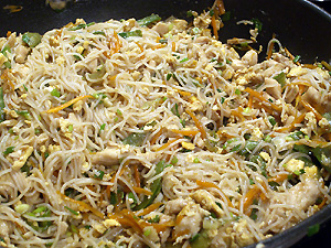 Gebratene Nudeln mit H&auml;hnchenfleisch