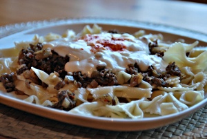 Nudeln mit Hackfleisch und Joghurt