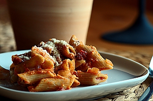 Penne, Pancetta, Chillies und Tomaten